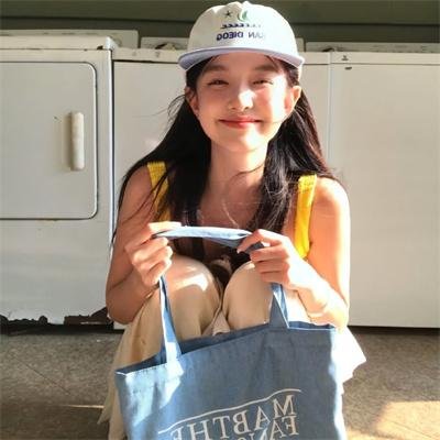 带剑女孩